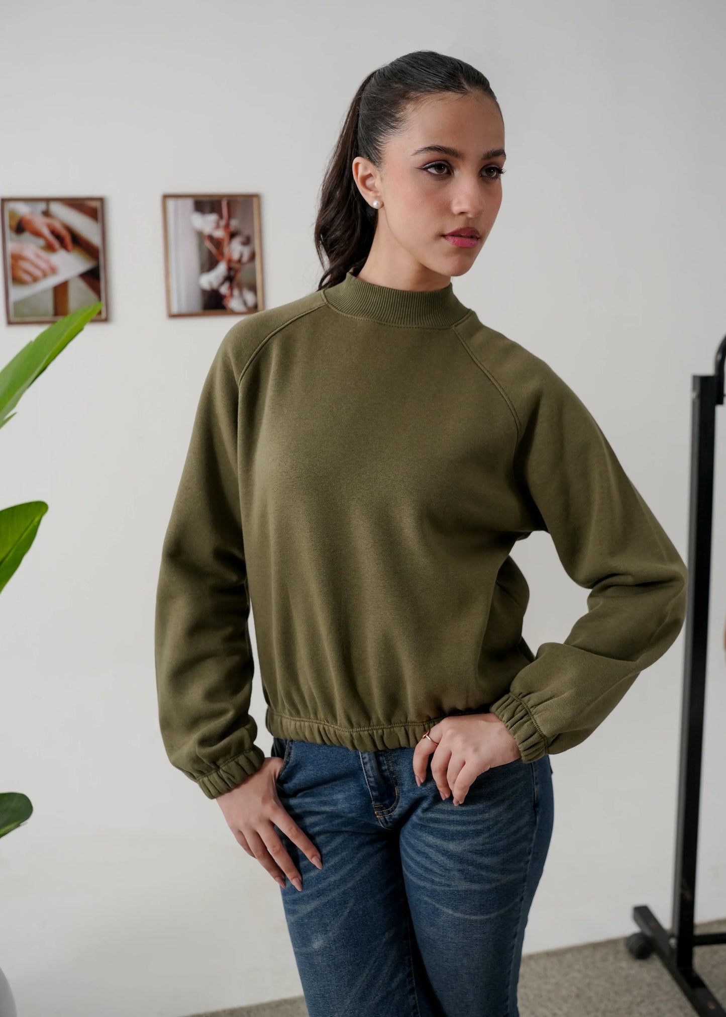OLIVE RAGLAN GREEN CROP FIT SWEATSHIRT