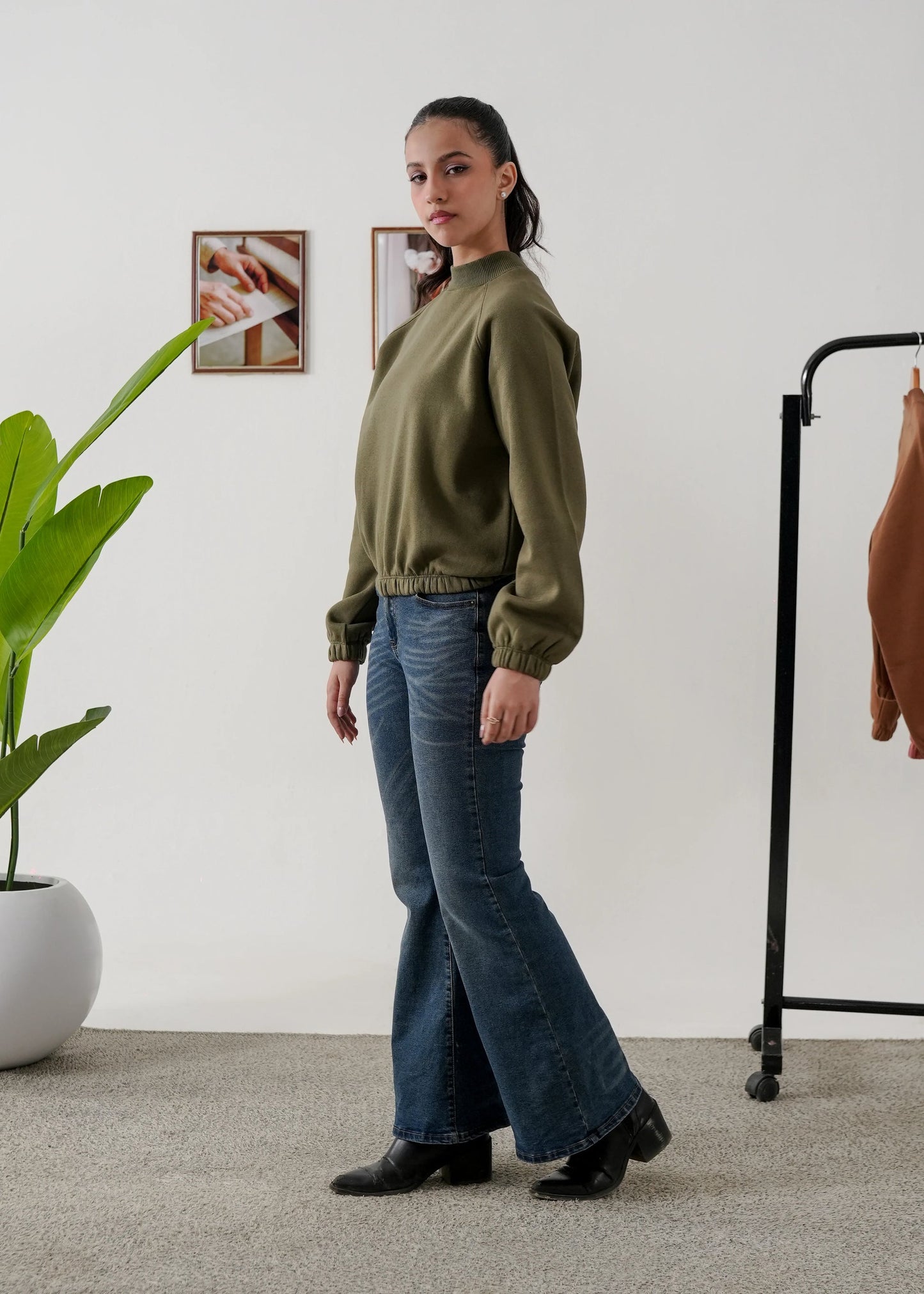 OLIVE RAGLAN GREEN CROP FIT SWEATSHIRT