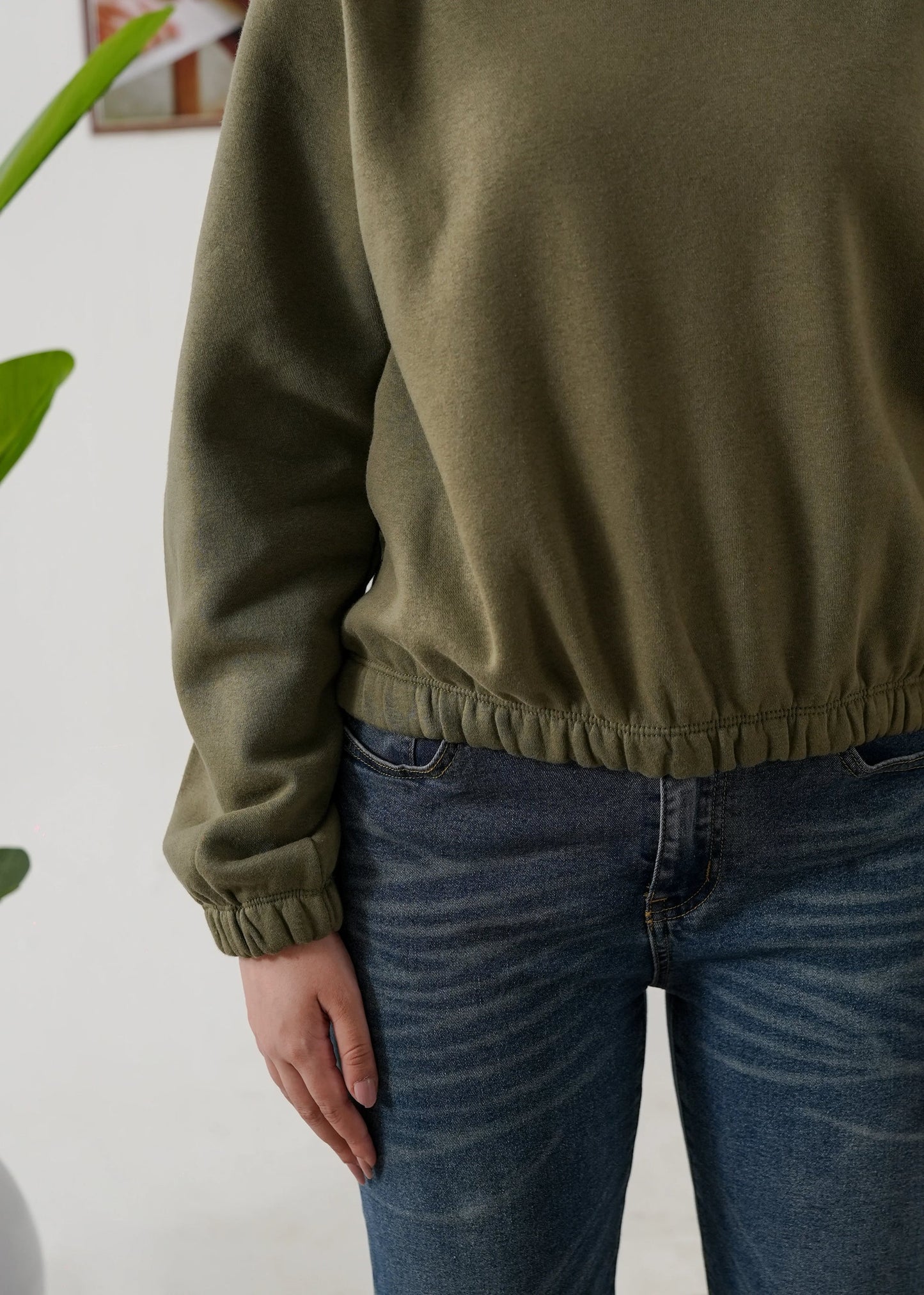 OLIVE RAGLAN GREEN CROP FIT SWEATSHIRT